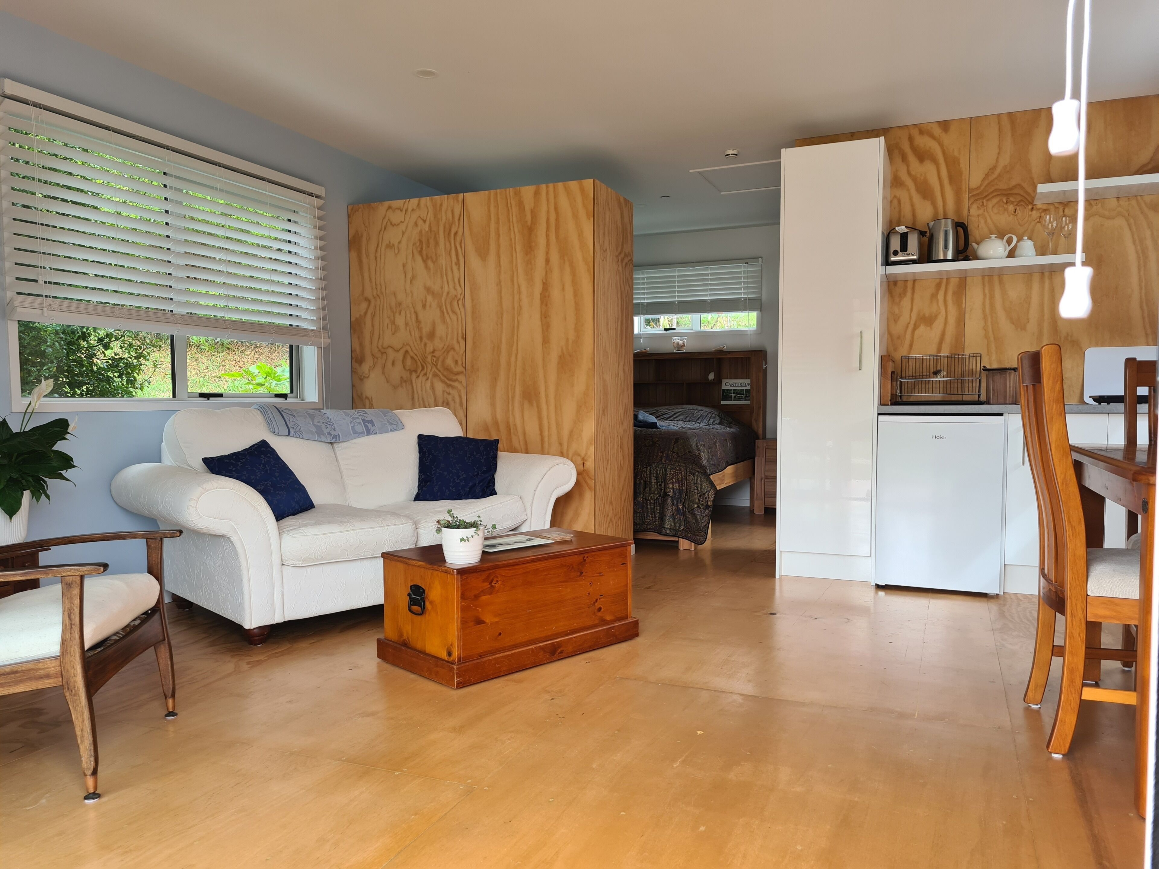 TV, livros, aparelho de som