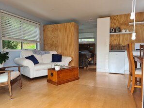 TV, livros, aparelho de som