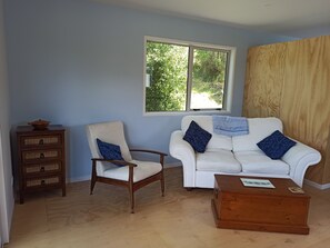 TV, books, stereo - Modern & cosy Motueka Valley studio (Motueka)