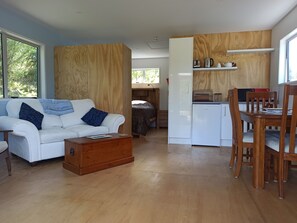 TV, books, stereo - Modern & cosy Motueka Valley studio (Motueka)