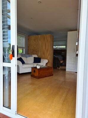 Televisor, llibres i estèreo 