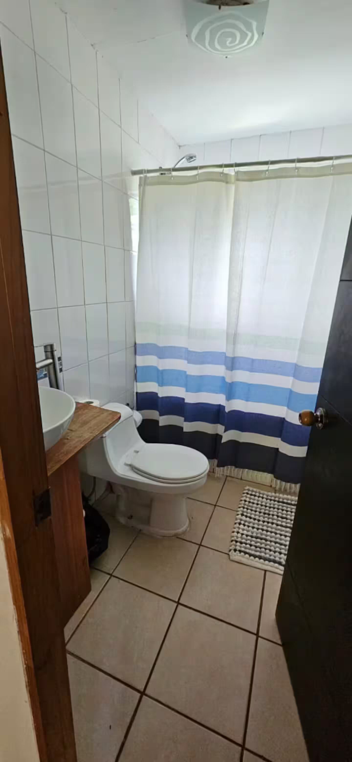 Sèche-cheveux, serviettes fournies, savon, papier toilette