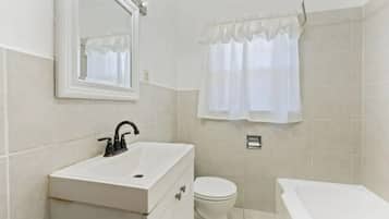 Secadora de cabello, toallas, jabón, shampoo