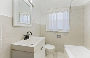 Sèche-cheveux, serviettes fournies, savon, papier toilette