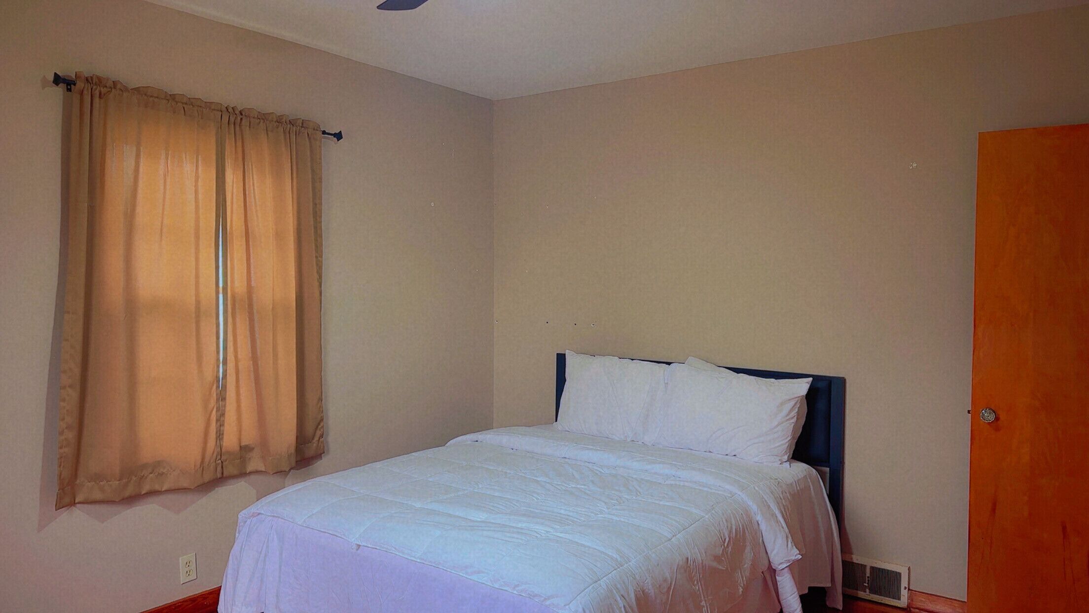 Een strijkplank/strijkijzer, wifi, beddengoed