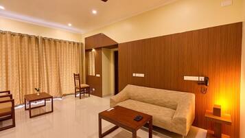 Family Suite, Non Smoking, Pool View | Living area