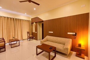 Suíte família, para não fumantes, vista para a piscina | Área de estar | TV de tela plana