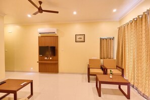 Suite Familiale, non-fumeurs, vue piscine | Coin séjour