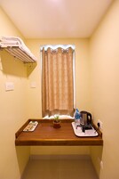 Quarto quádruplo, sacada, vista para a piscina | Comodidades do quarto