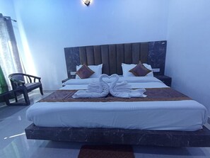 Chambre Supérieure, balcon, vue jardin | Bureau, espace de travail pour ordinateur portable