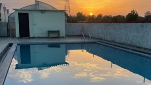 Une piscine offrant une vue dégagée sur le coucher de soleil.