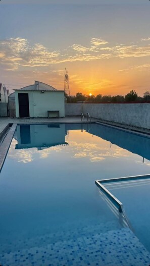 Outdoor pool - Rajaji Retreat Resort (Ganga Bhogpur Talla)