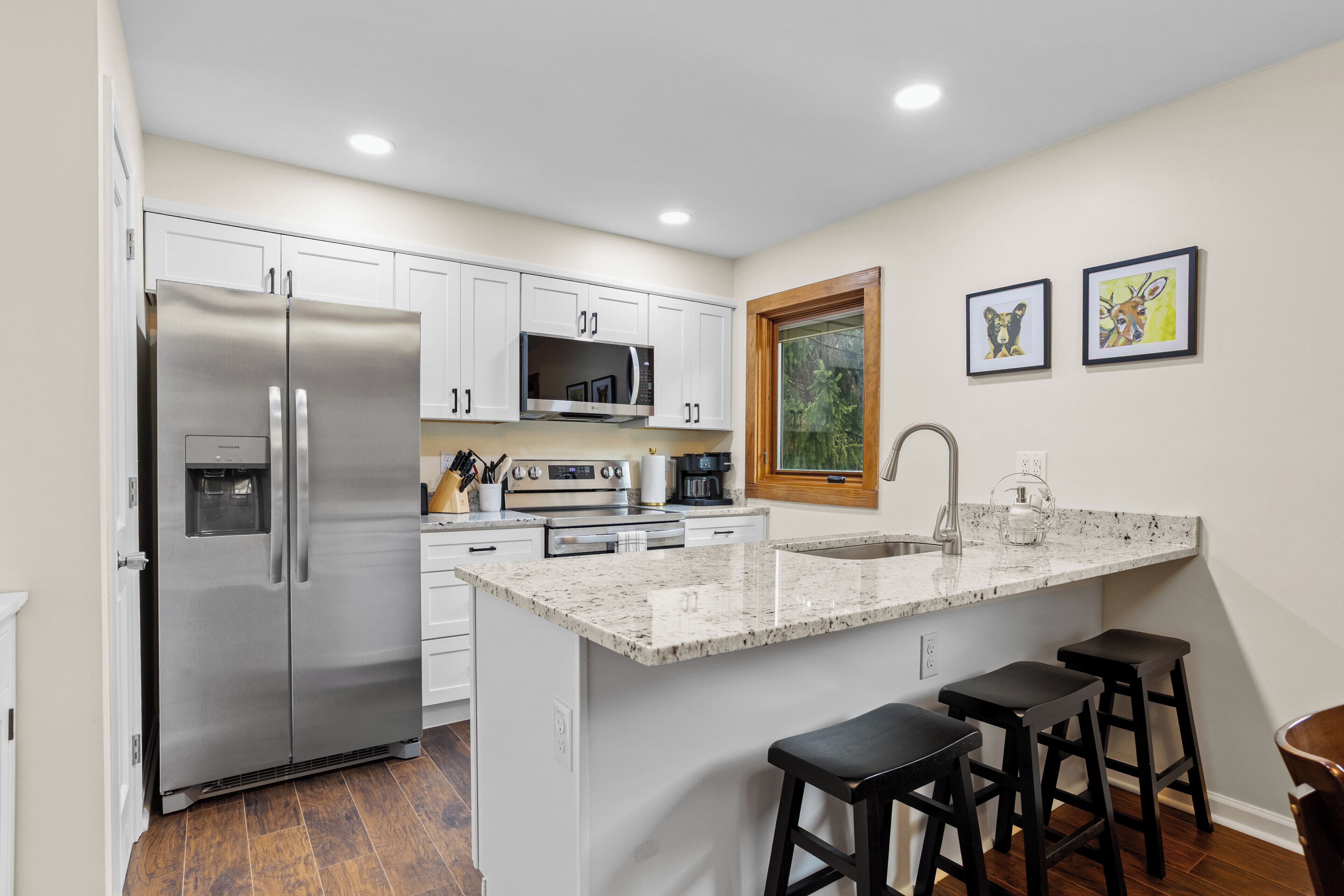 Kjøleskap, mikrobølgeovn, ovn og kokeplater