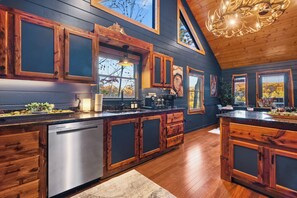 Microwave, oven, stovetop, dishwasher - The Elk's Club - Views, Firepit, Hot Tub, Pickle Ball & Game Rm (Blue Ridge)