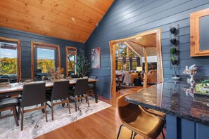 Dining - The Elk's Club - Views, Firepit, Hot Tub, Pickle Ball & Game Rm (Blue Ridge)