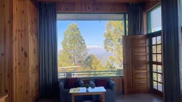 华丽双人房或双床房, 阳台, 山景 | 起居区