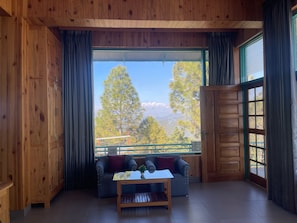 Habitación Deluxe con 1 cama matrimonial o 2 individuales, balcón, vista a la montaña | Área de sala de estar