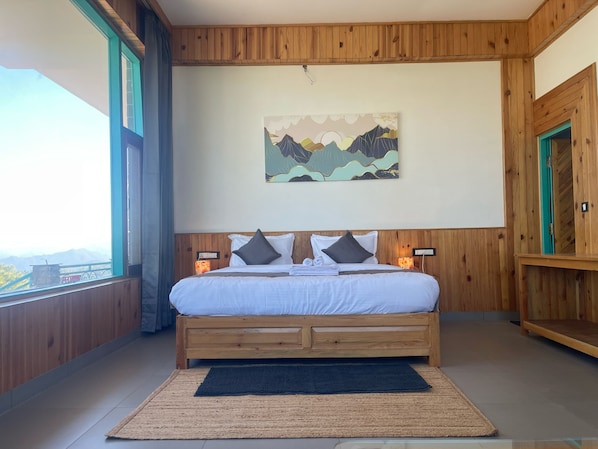 Habitación Deluxe con 1 cama matrimonial o 2 individuales, balcón, vista a la montaña | Escritorio, espacio para trabajar con laptop y wifi gratis