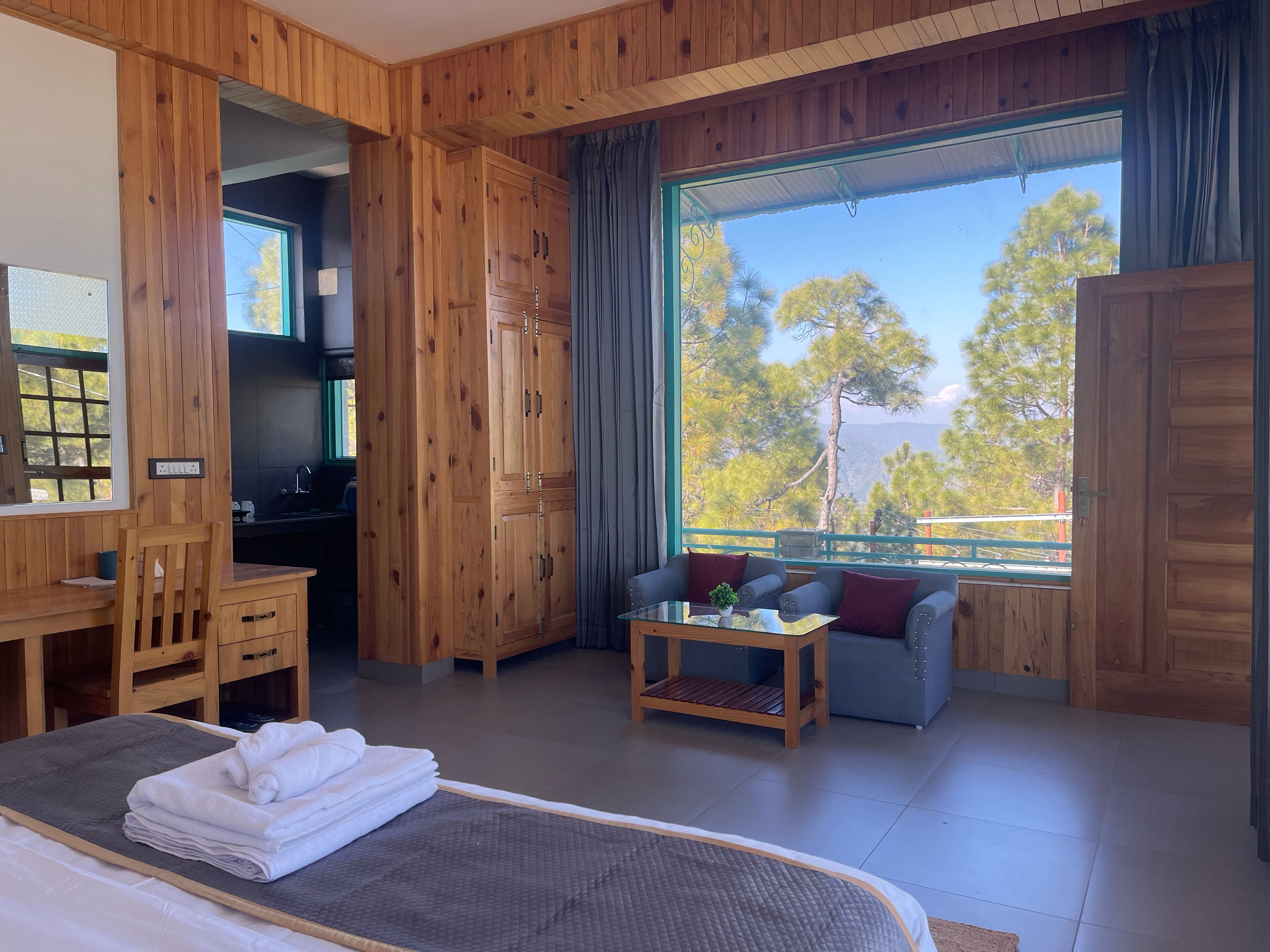 مكتب ومساحة عمل للكمبيوتر المحمول وواي فاي مجانًا