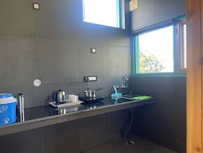 Habitación Deluxe con 1 cama matrimonial o 2 individuales, balcón, vista a la montaña | Cocina privada | Parrilla de estufa y utensilios de cocina