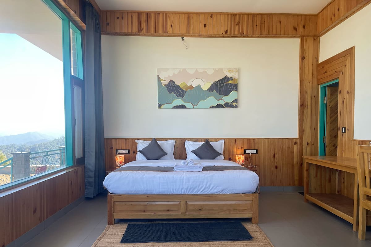 Habitación Deluxe con 1 cama matrimonial o 2 individuales, balcón, vista a la montaña | Escritorio, espacio para trabajar con laptop y wifi gratis