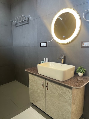 Habitación Deluxe con 1 cama matrimonial o 2 individuales, balcón, vista a la montaña | Baño | Regadera, pantuflas, toallas, shampoo