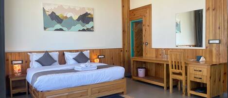 Deluxe-Doppel- oder -Zweibettzimmer, 1 King-Bett, Terrasse, Bergblick | Schreibtisch, laptopgeeigneter Arbeitsplatz, kostenloses WLAN