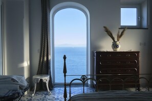 Tabla de planchar con plancha, wifi y ropa de cama 