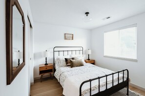 Työpöytä, silitysrauta/-lauta, vauvan matkasänky, ilmainen Wi-Fi