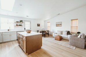 Älytelevisio, takka, kirjoja