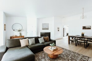 TV connectée, cheminée, livres