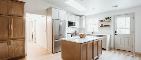 Frigorífico, microondas, horno y placa de cocina