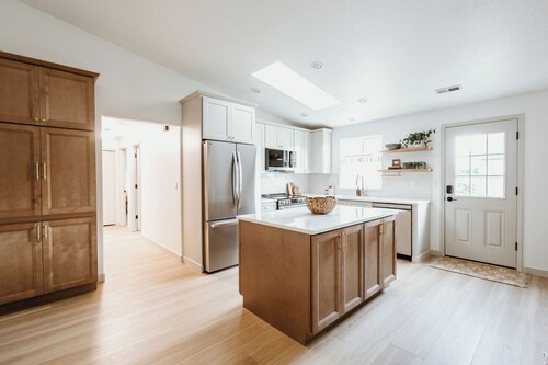 Flash Deal! Premium Modern Retreat 3BR SFH 1-Story Large Yard Newly Furnished