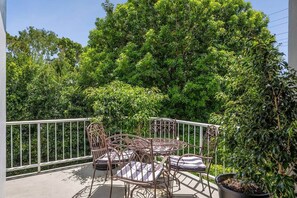 Outdoor dining - Unit 4 - Noosaville Riverside Hideaway Lush gardens & River (Noosaville)
