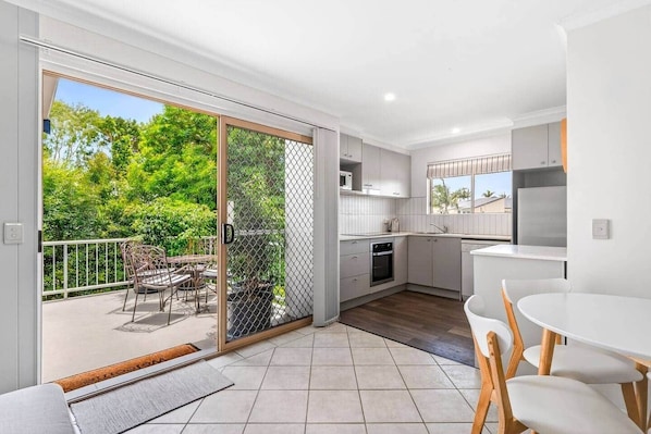 Interior - Unit 4 - Noosaville Riverside Hideaway Lush gardens & River (Noosaville)