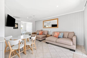 TV - Unit 4 - Noosaville Riverside Hideaway Lush gardens & River (Noosaville)