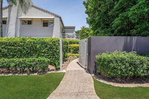 Property grounds - Unit 4 - Noosaville Riverside Hideaway Lush gardens & River (Noosaville)