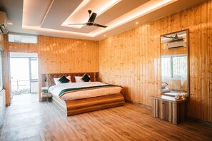 Caixa forta a l'habitació, escriptori i planxa i posts de planxar 