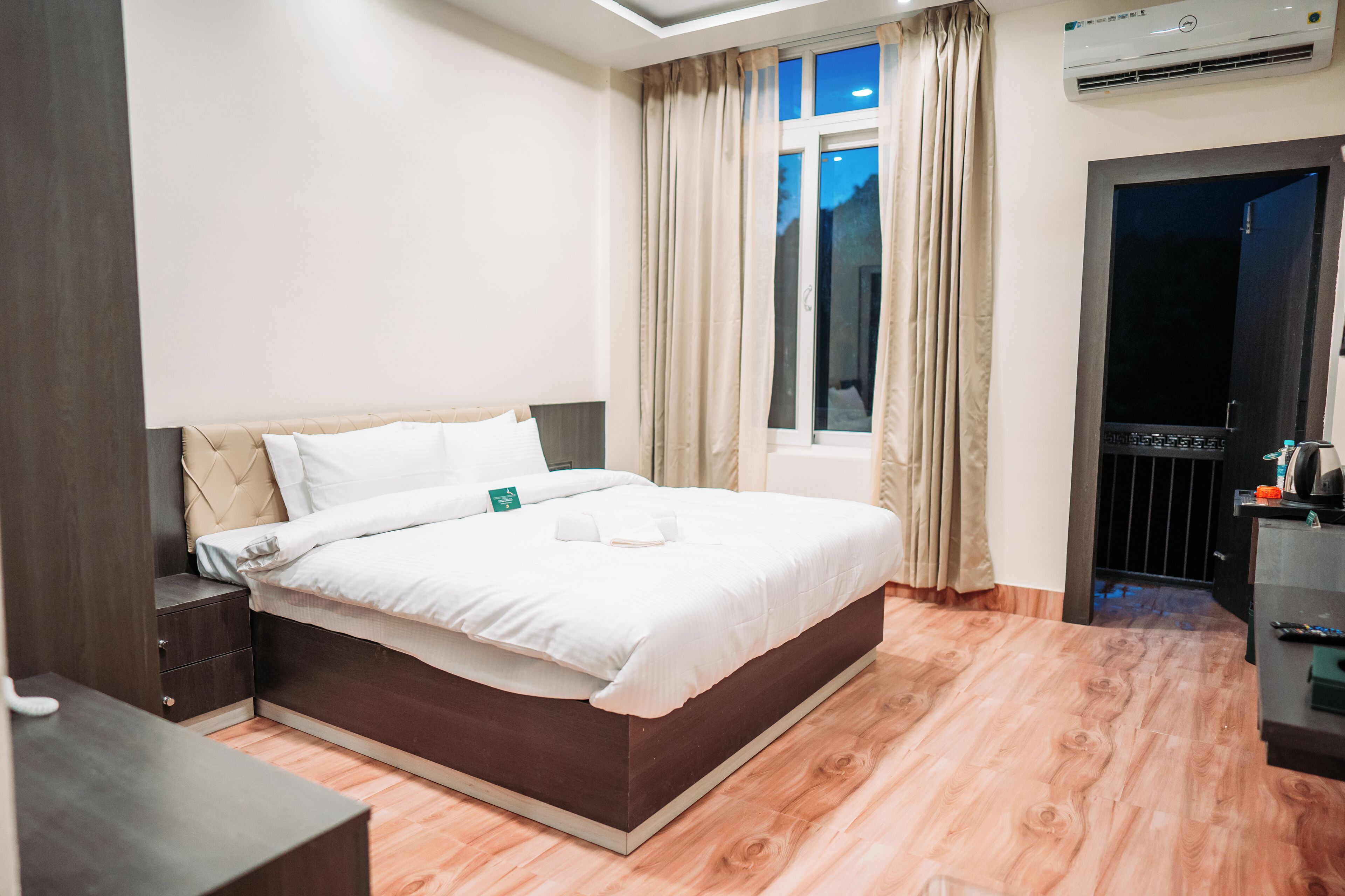 Deluxe Room | In-room safe, desk, iron/ironing board, free WiFi