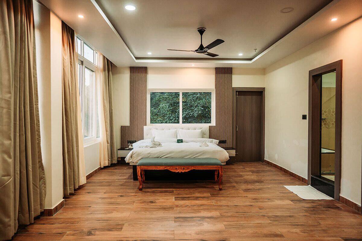 Superior King Room | In-room safe, desk, iron/ironing board (on request), WiFi (free)