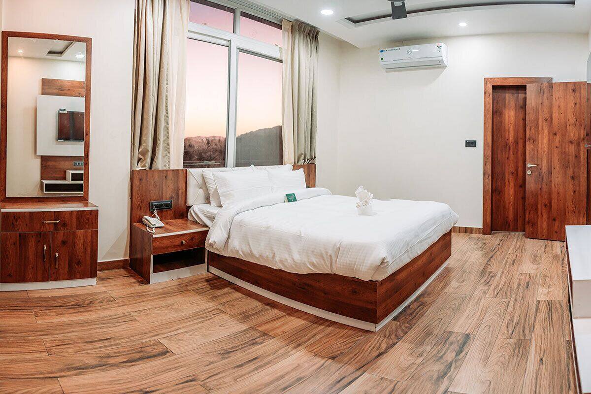 Queen Room | In-room safe, desk, iron/ironing board (on request), WiFi (free)