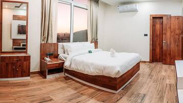 Quarto casal luxo | Cofres nos quartos, escrivaninha, ferros/tábuas de passar roupa