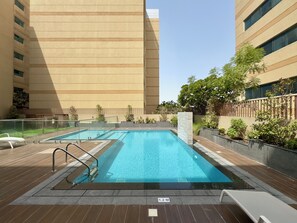 Outdoor pool - Brand New Stylish Unit near Circle Mall (Dubai)