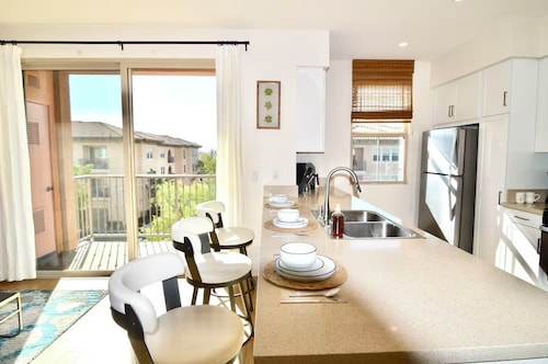 Stylish 2BR Foothill Escape in Irvine