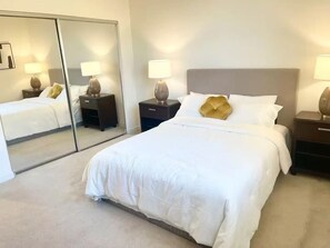 Tabla de planchar con plancha, wifi gratis y ropa de cama 