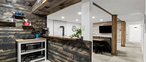 Kylskåp, mikrovågsugn, kaffe- och tebryggare och grytor/köksredskap