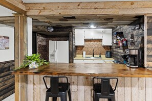 Jääkaappi, mikroaaltouuni, kahvin-/teenkeitin