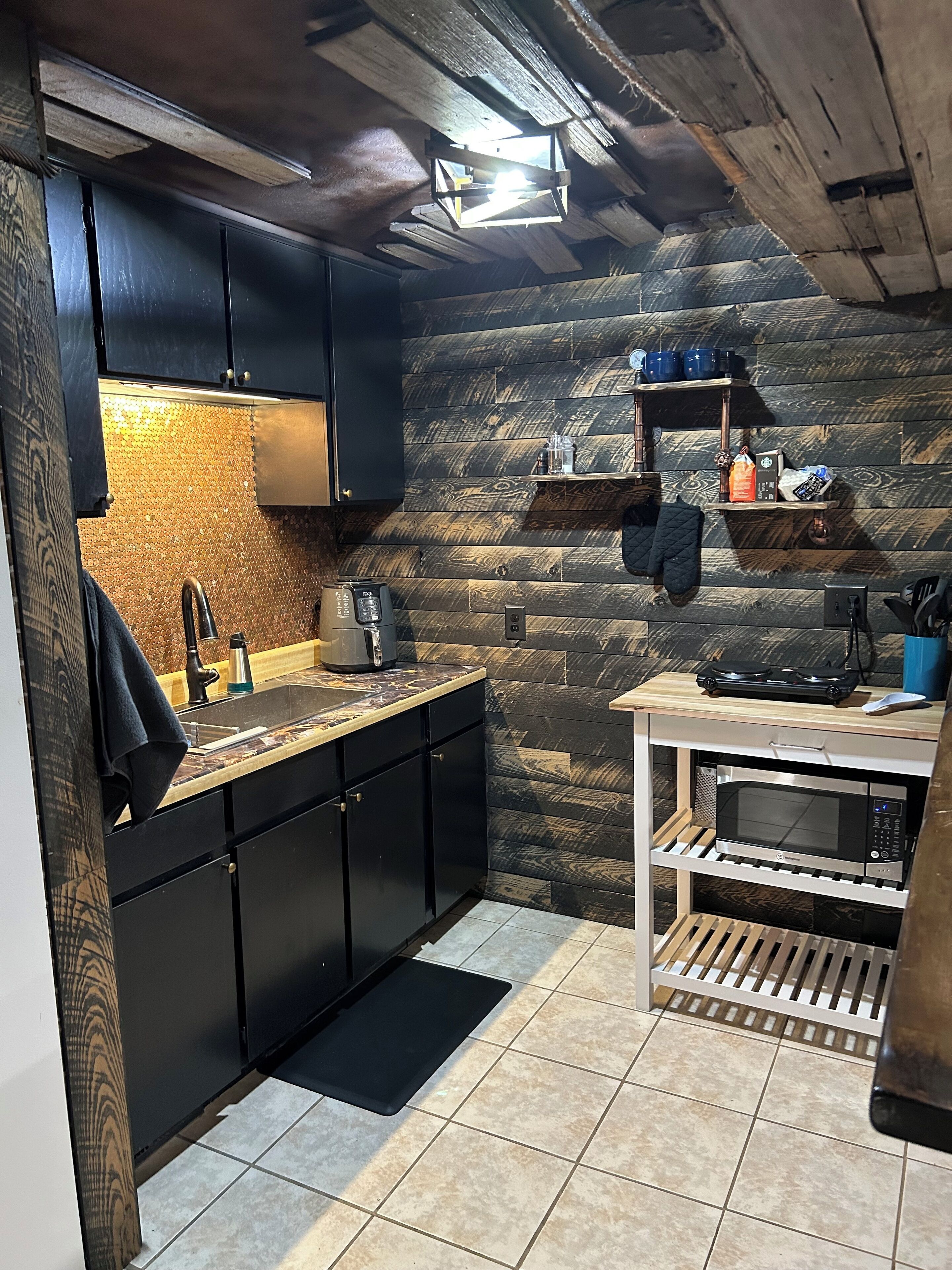 Refrigerador, microondas, cafetera/tetera, utensilios de cocina