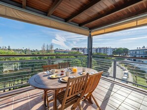 Outdoor dining - Bright One Bedroom in Marina Park (Lagos)