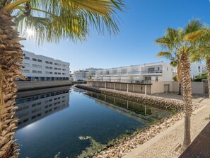 Property grounds - Bright marina apartment with peaceful lake views (Lagos)